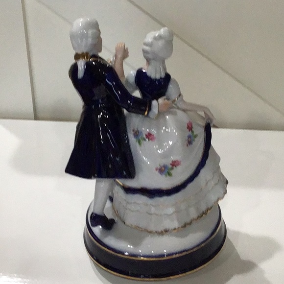 Vintage Sankyo Music Box Rotating Colonial Dancing Couple - Picture 5 of 5